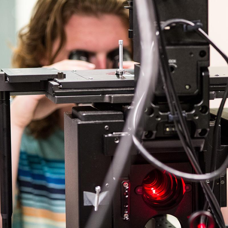 Student doing research in non-linear optics to study light-matter interactions